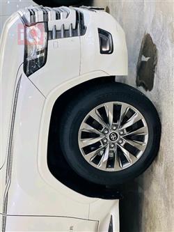 تۆیۆتا لاند کروزەر